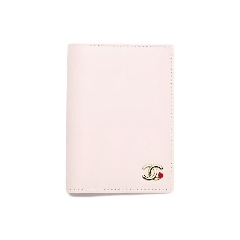CHANEL 26A Metiers d'Art CC Logo Grained Sheepskin Passport Holder in Light Pink - AP5303