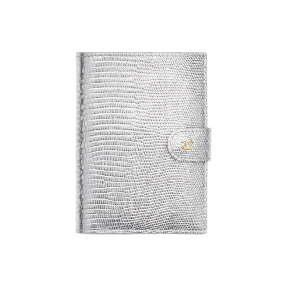CHANEL 26B CC Logo Lizard-Embossed Calfskin Passport Holder in Silver - AP5193