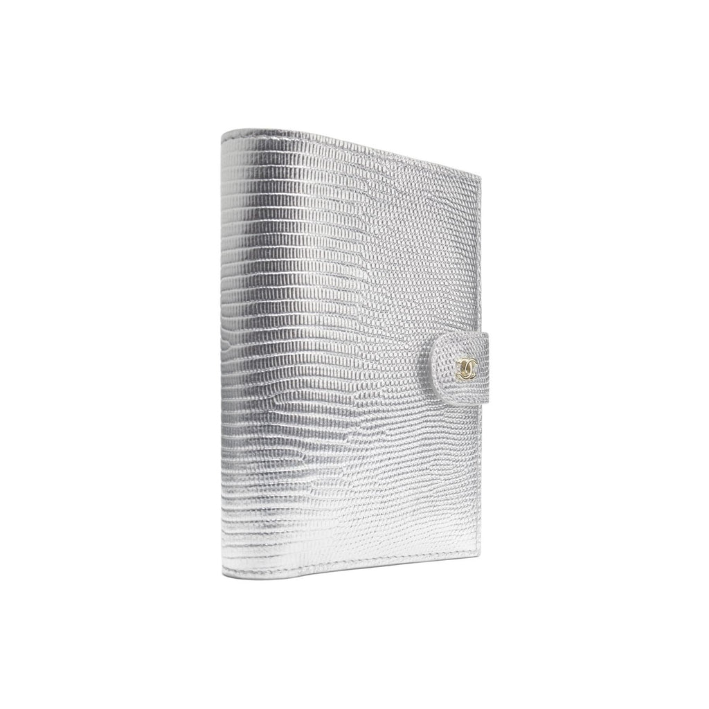 CHANEL 26B CC Logo Lizard-Embossed Calfskin Passport Holder in Silver - AP5193