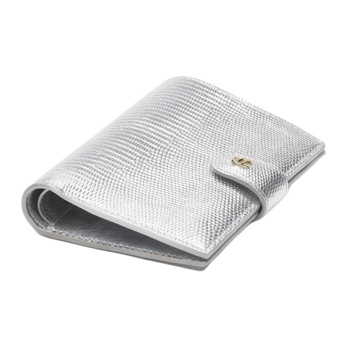 CHANEL 26B CC Logo Lizard-Embossed Calfskin Passport Holder in Silver - AP5193